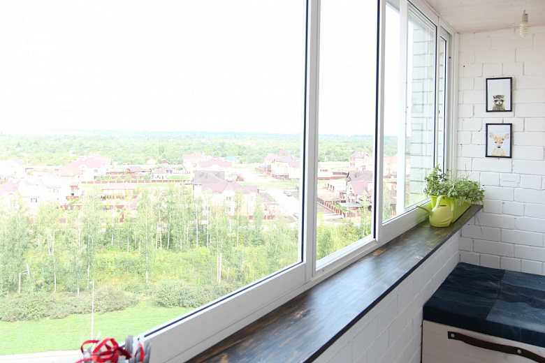 фото:Лоджия с красивым видом из окна