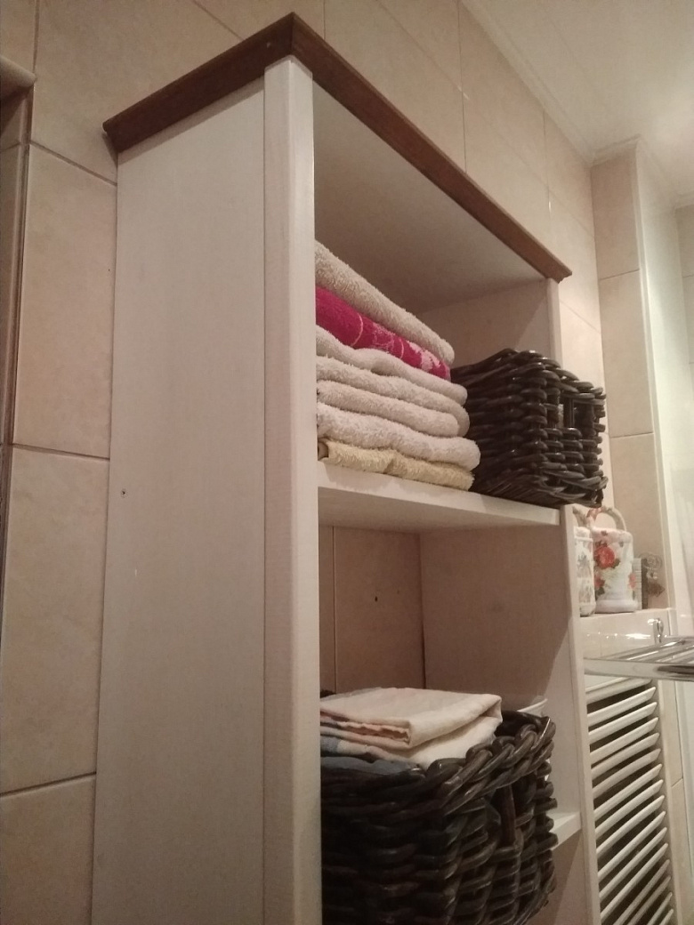 фото:Шкафчик в ванную комнату из сосновых щитов