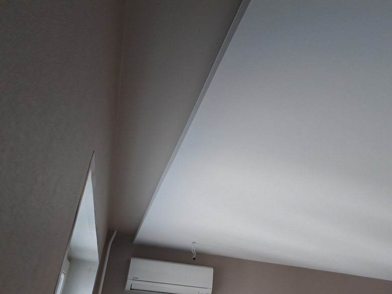 фото:Натяжной потолок со скрытым потолочным карнизом