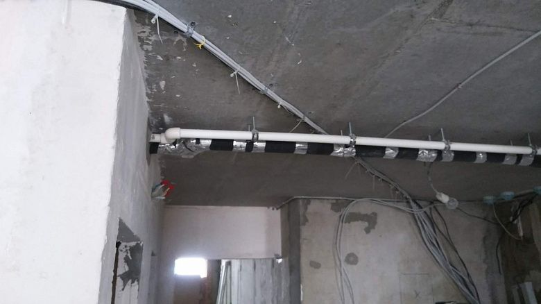 фото:Помогите решить проблему с трубами на потолке!