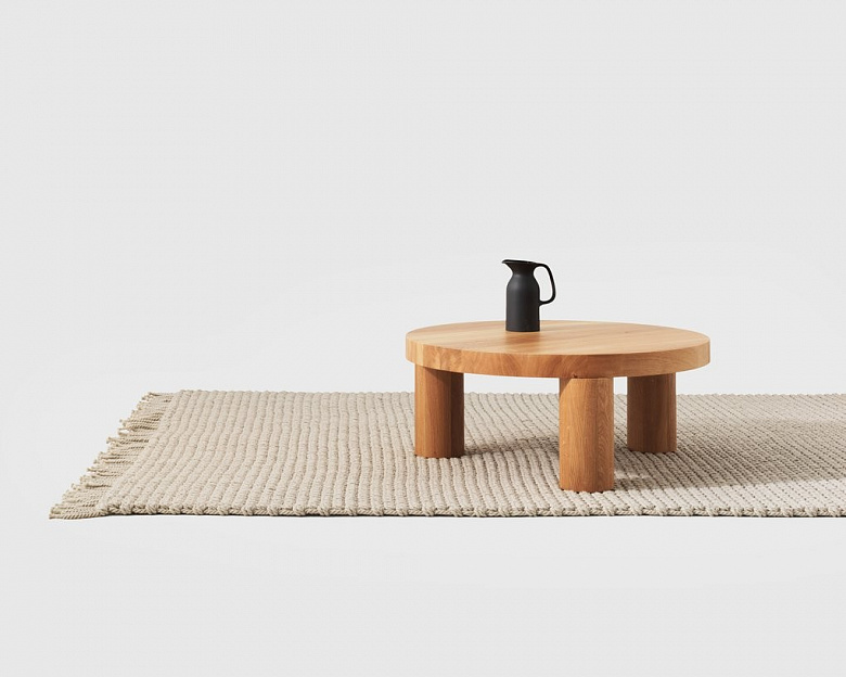фото:Два абсолютно непохожих деревянных стола