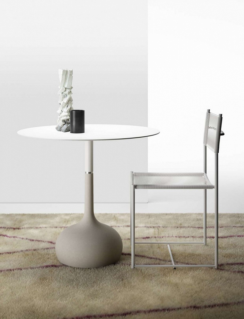 фото:Обеденный стол с бетонным основанием