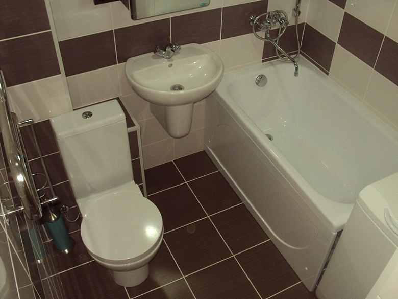 фото:Совмещенный санузел 2, 8 кв.м с ванной, раковиной, унитазом и стиральной машиной