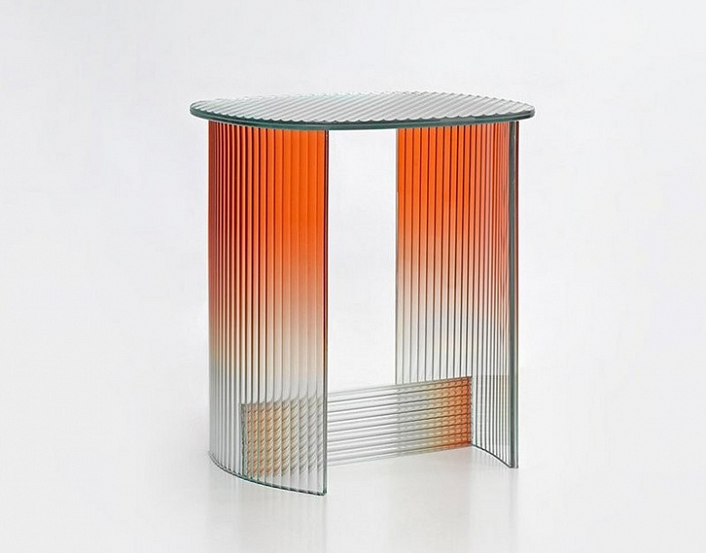 фото:Стеклянный стол: переходы цвета