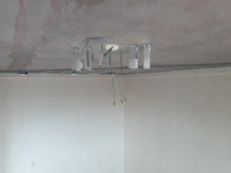 фото:Монтаж нестандартной потолочной люстры на натяжной потолок