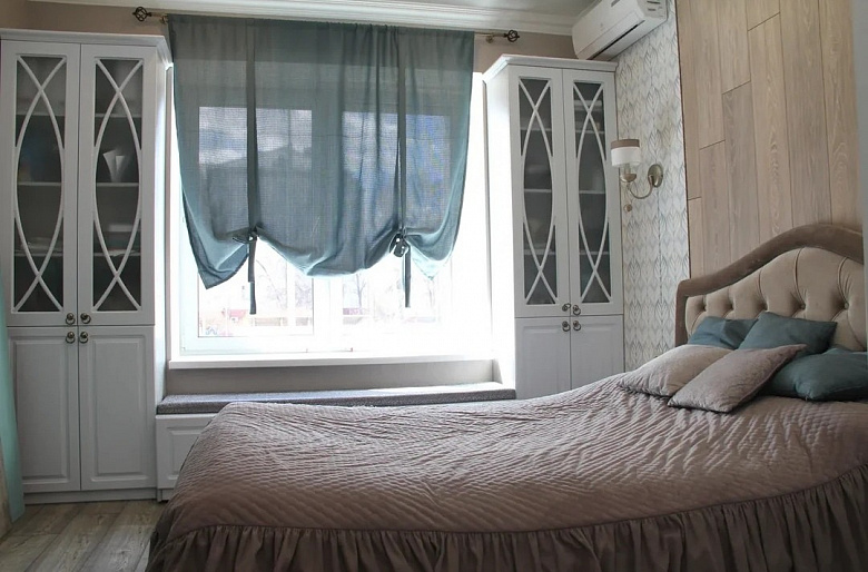фото:Любовь к оттенкам серо-бежевого в трёхкомнатной квартире. Спальня