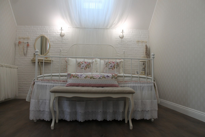 фото:Спальня для взрослой дочери + уголок под лестницей