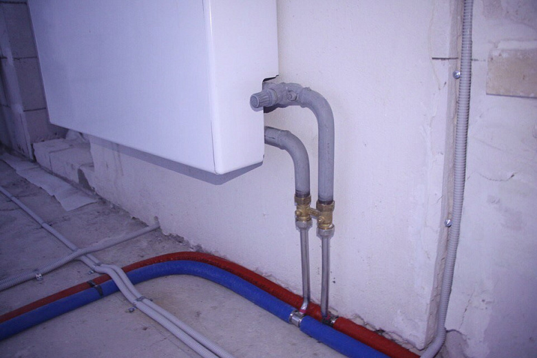 фото:Вариант подключения труб отопительной системы к радиаторам