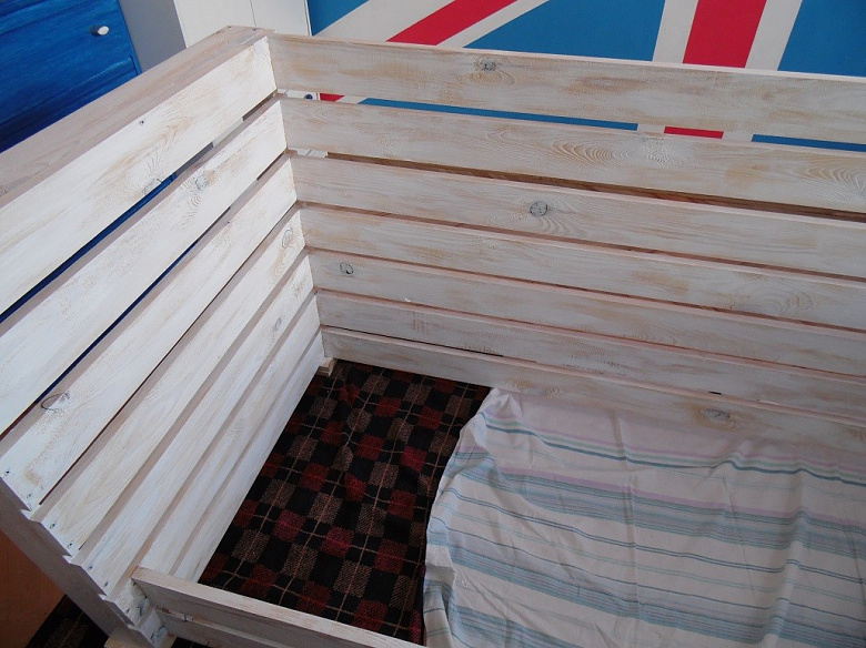 фото:Кровать из дощечек своими руками :)