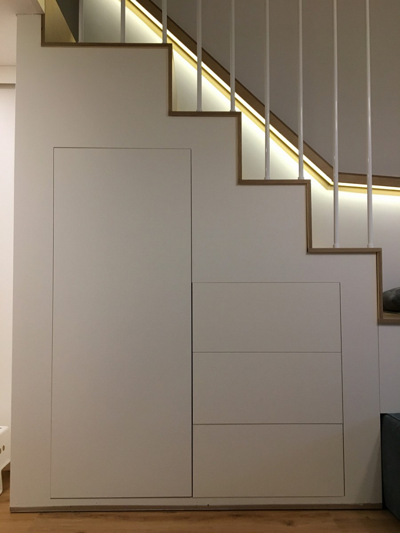 фото:Возводим лестницу в квартире. Типичная ошибка. Как ее избежать и сэкономить.