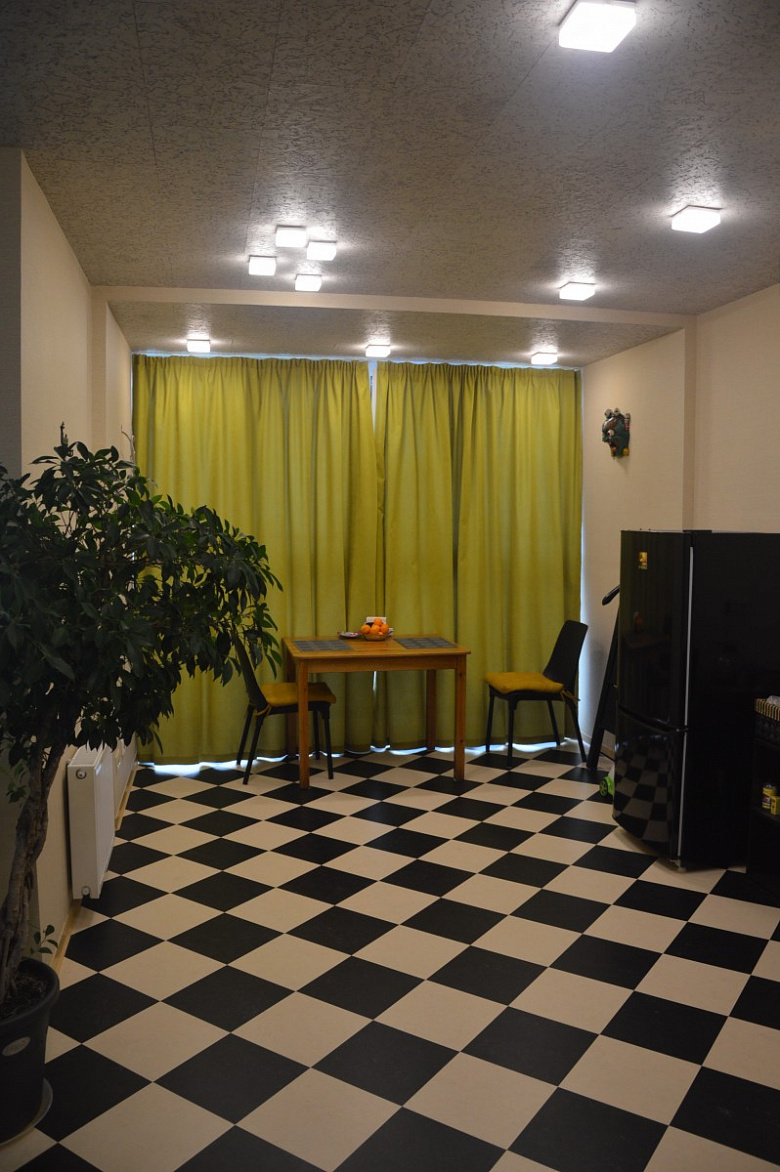 фото:Квартира с шахматным полом и пробкой