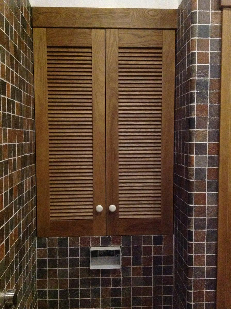 фото:Ванная комната. Детали. Жалюзийные двери, тиковая мебель.