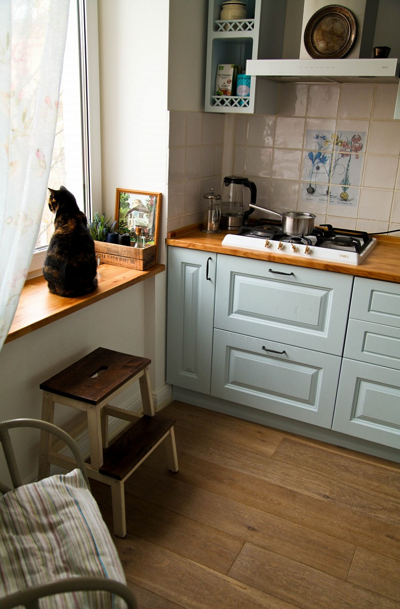 фото:Маленькая цветная квартира: кухня