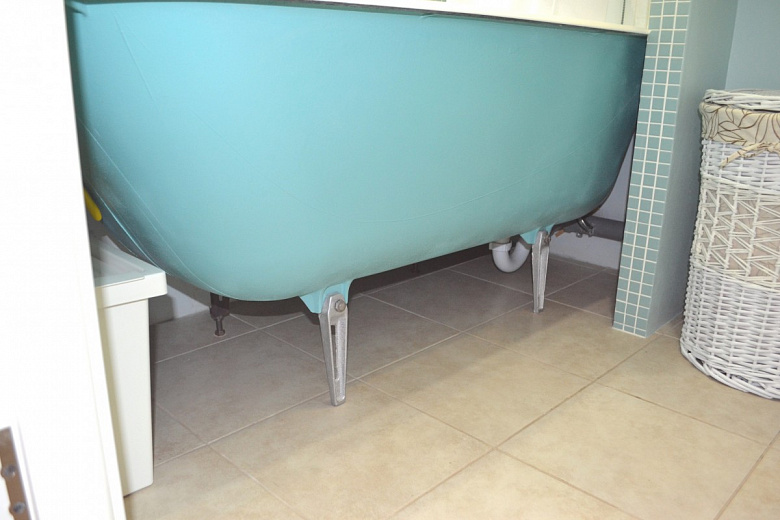 фото:Ванная комната, островок цвета в белом-белом доме